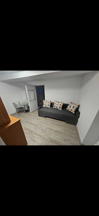 De închiriat: apartament 2 camere, curte și parcare –  aproape de oraș