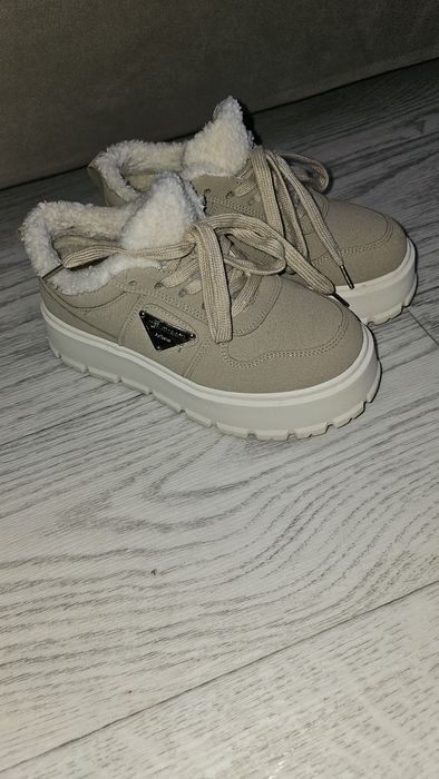 Продам кроссовки с мехом