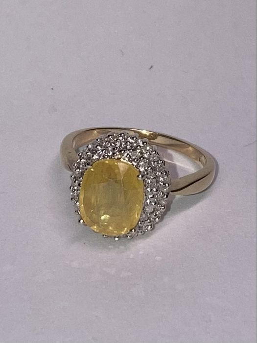 Inel aur cu safir galben si diamante