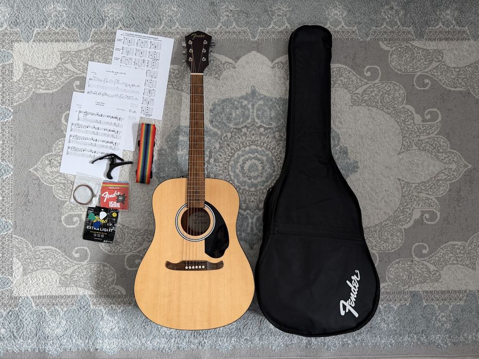 Акустическая Гитара Fender с набором аксессуаров.