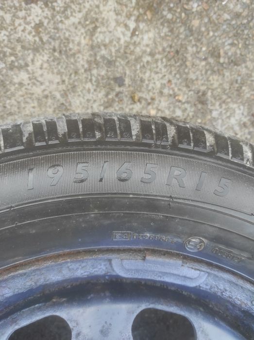 Jantă cu anvelopa de iarnă 195/65/R15 și 4 jante. De
