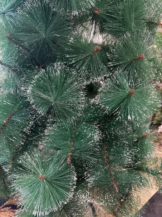 Ёлка заснеженная в отличном состяннии.