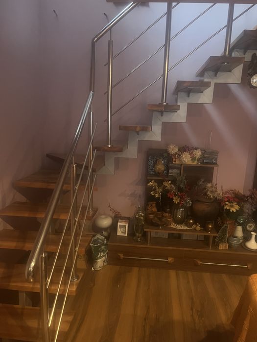 Scară de fier demontabilă imbrăcată în lemn de nuc