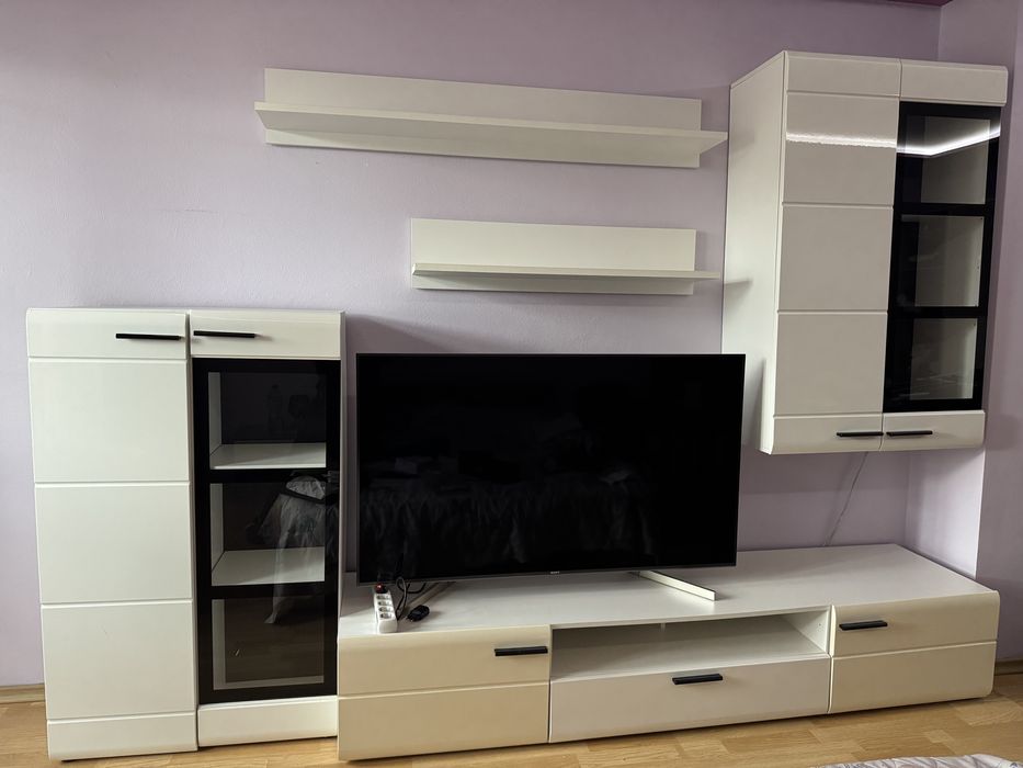 Модерна секция за хол – бял гланц, отлично състояние