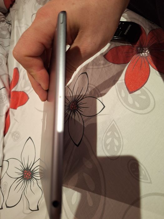 Продавам .ipad air 16gb