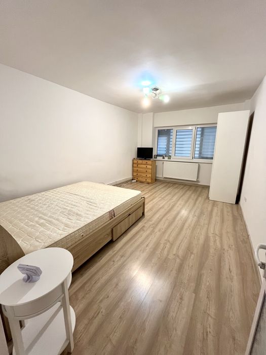 De închiriat - apartament str. Victoriei