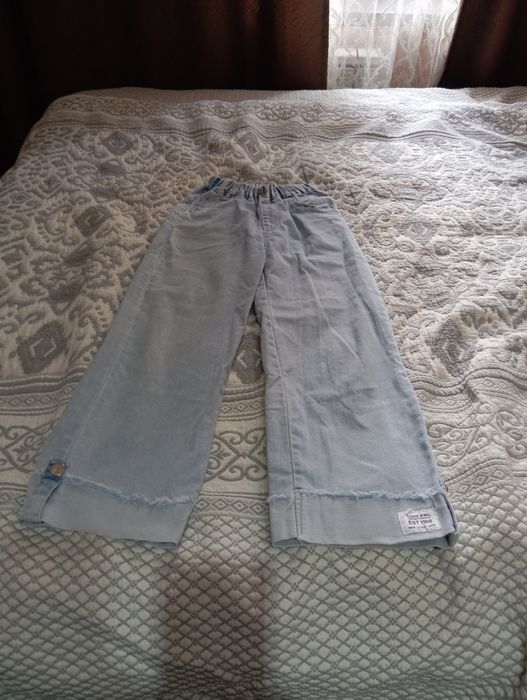 Голубые джинсы для девочек.