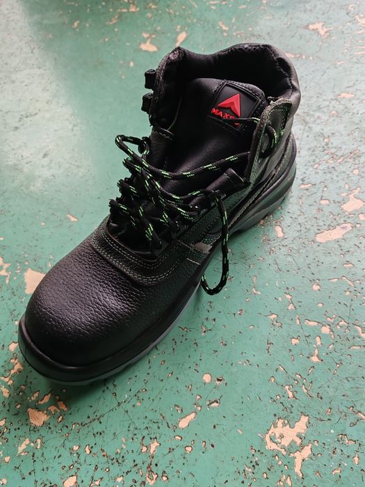 Продавам работни обувки