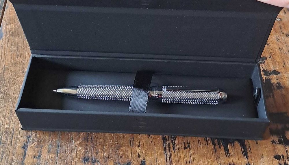 химикалка HUGO BOSS Elemental сребро метал с шарки тип рибена кост