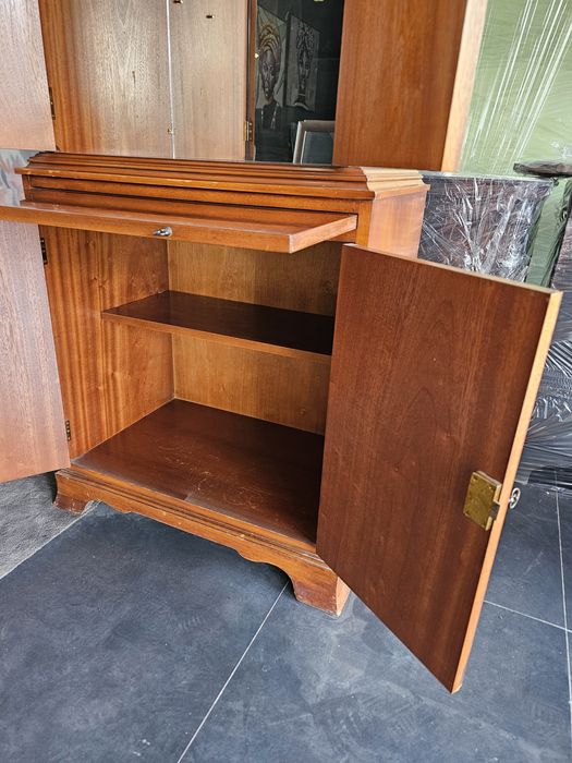 Шкаф за напитки изработен  с естествен  орехов фурнир