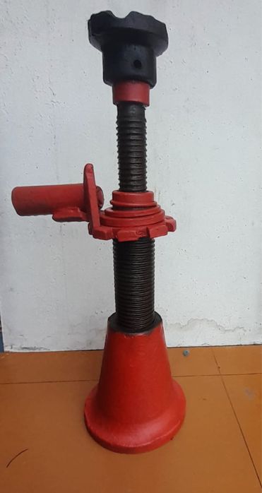 Винтовой домкрат