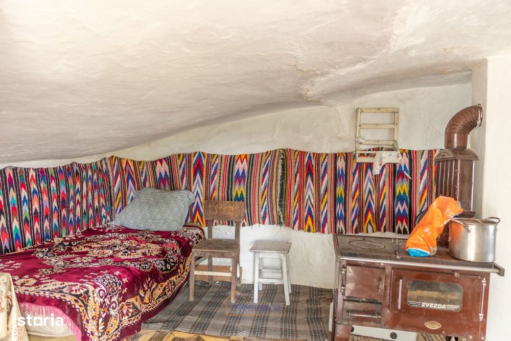 Casa din chirpici, bucatarie de vara si 1.34 ha de teren, Ardeoani