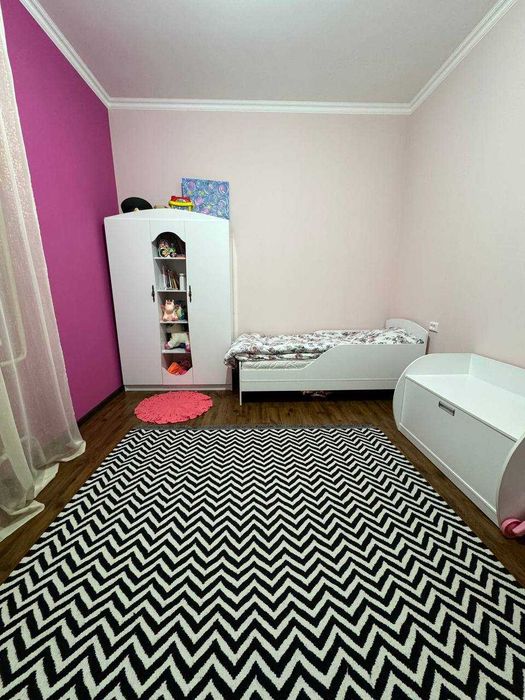 The cottage is for sale in the city center.Прод-ся коттедж в центре г.