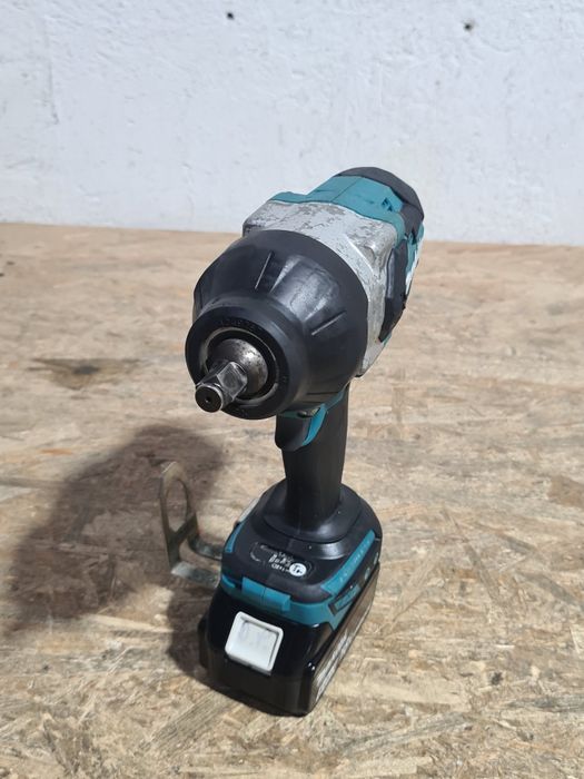 Impact pentru roti cu patrat 1000Nm Makita DTW 1002