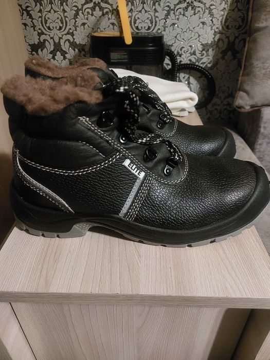 Продаю зимние ботинки