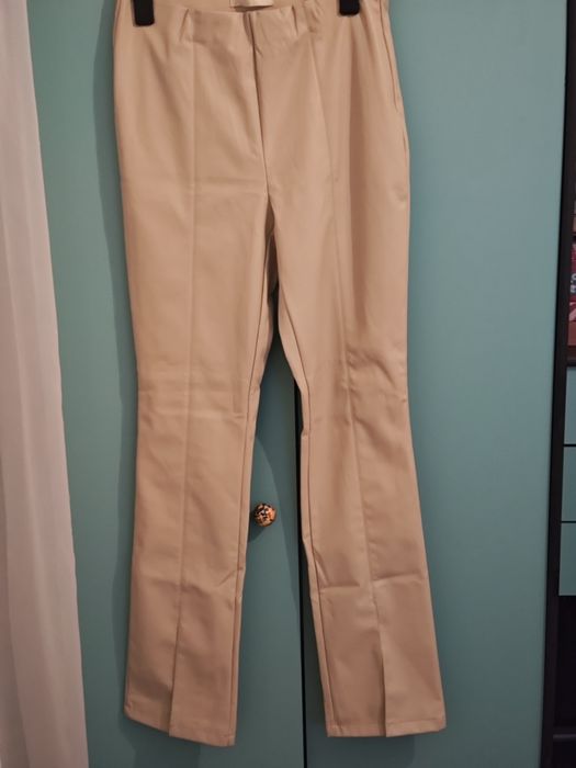 Vând pantaloni de piele bej