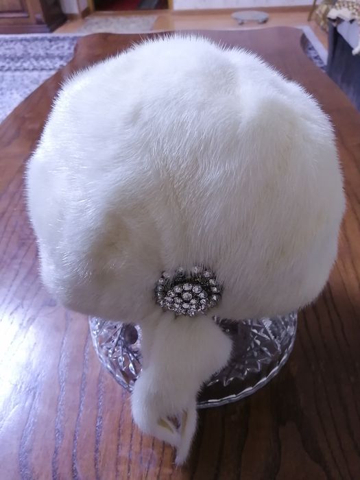 Белая норковая шапка для модниц