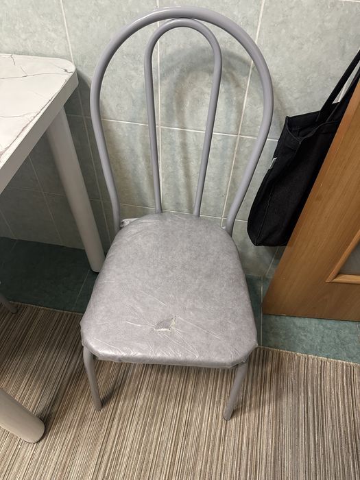 Продам косплект стол с 4 стульями.