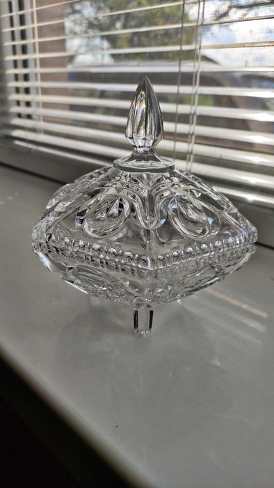 Кристална купичка с капак
