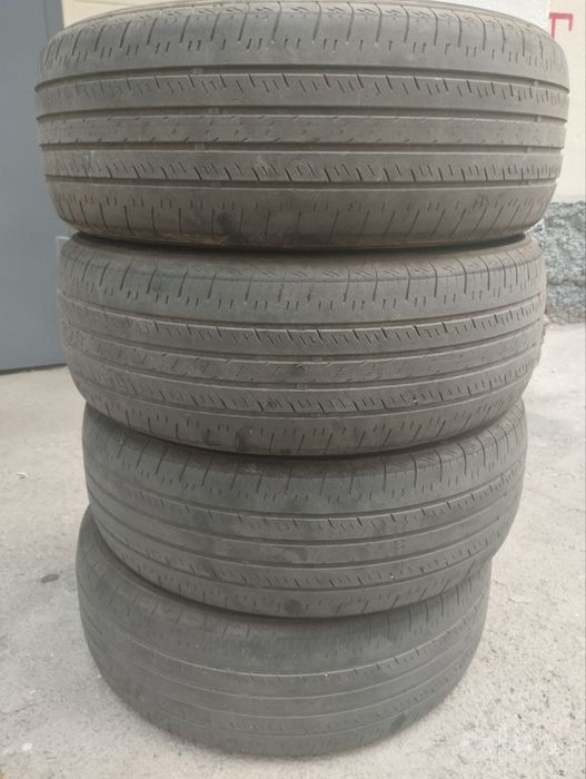 Комплект покрышек 215/60/R17 (в среднем состоянии)