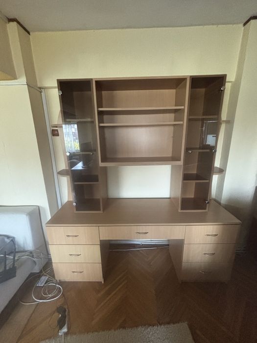 birou cu rafturi