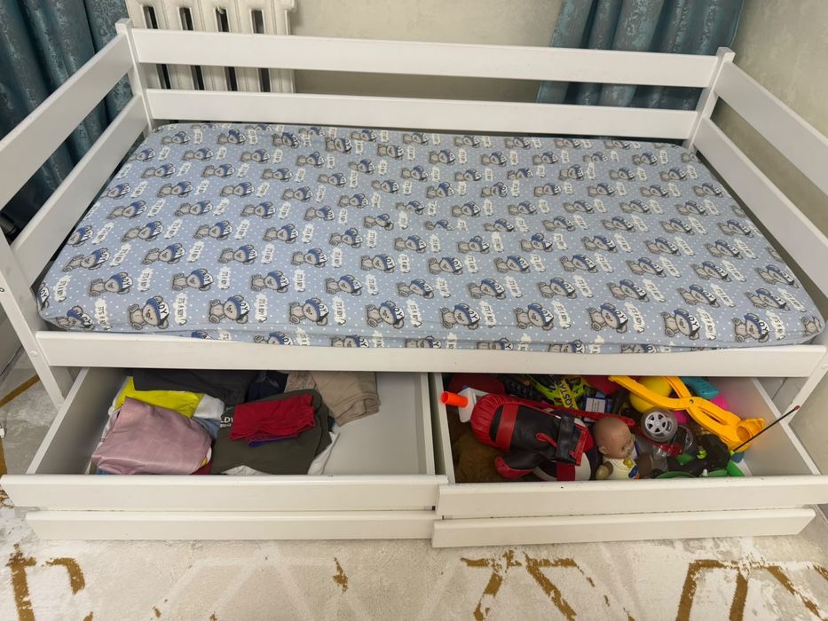 Продам стол письменный и кровать.