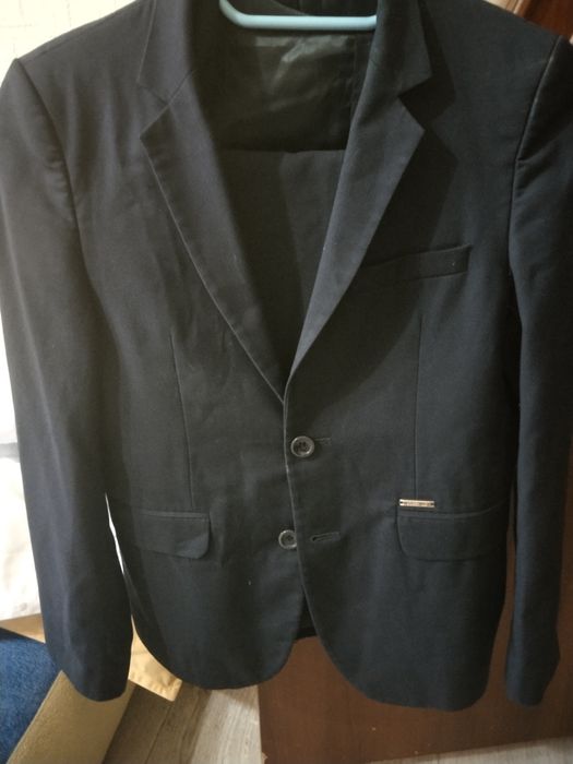 Продам школьные костюмы