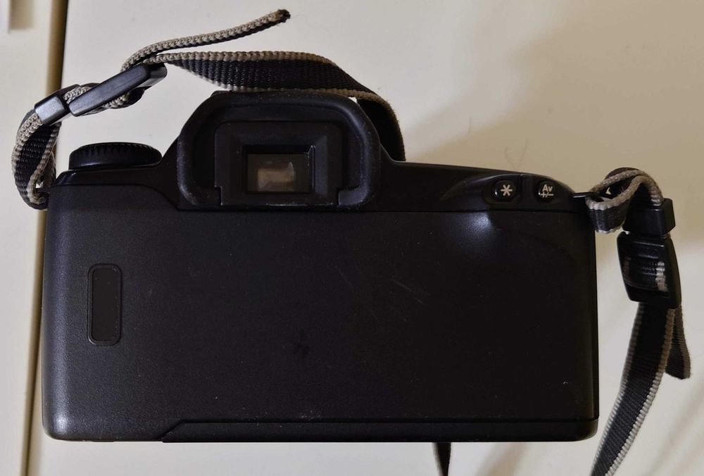 Aparat de fotografiat Canon EOS 3000