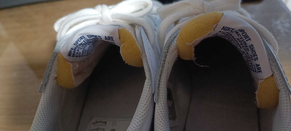 Vând adidasi, aproape noi