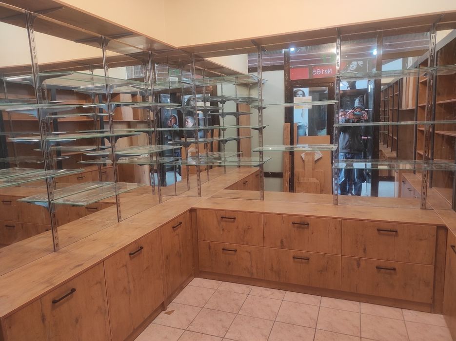 Стеллажи ветрины