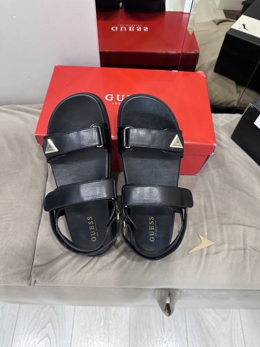 Продам сандали Guess