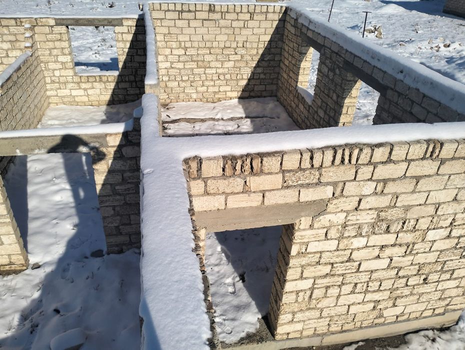 Срочно продам землю с недостроенным домом