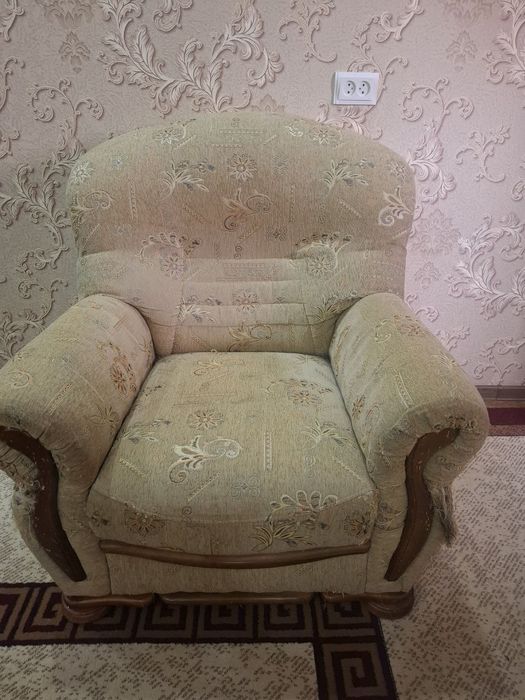 Продаётся диван с двумя креслами