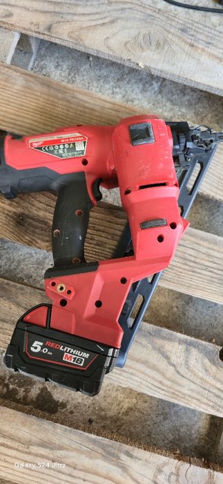 акумулаторен такер за пирони Milwaukee M18 FN15GA от професионалната серия FUEL.