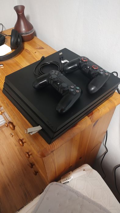 Vând PS 4 pro  , cu 2 manete