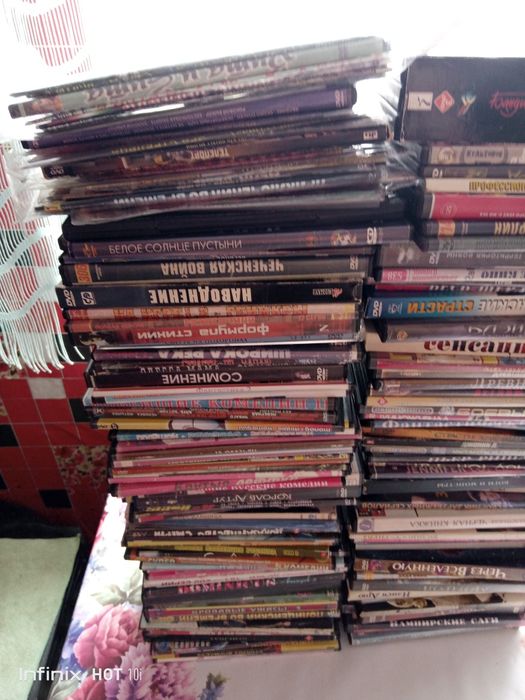 ДВД диски бу много.