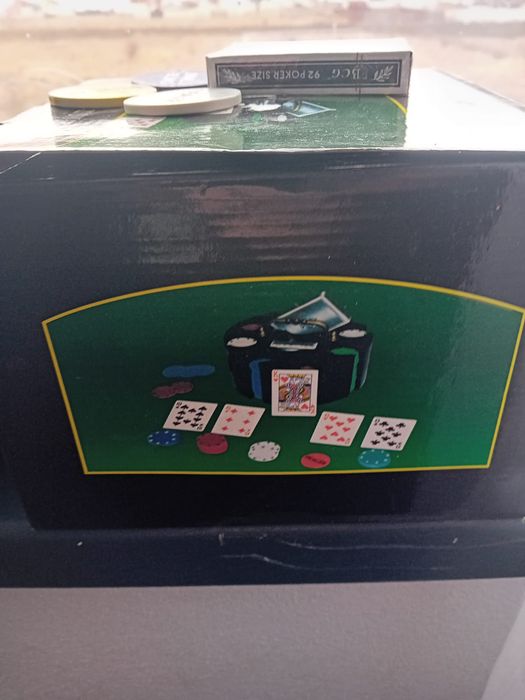 Kit joc de poker. Sigilat.Pret 100 lei fix