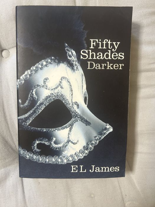 Fifty shades darker - 50 нюанса по-тъмно книга на английски език