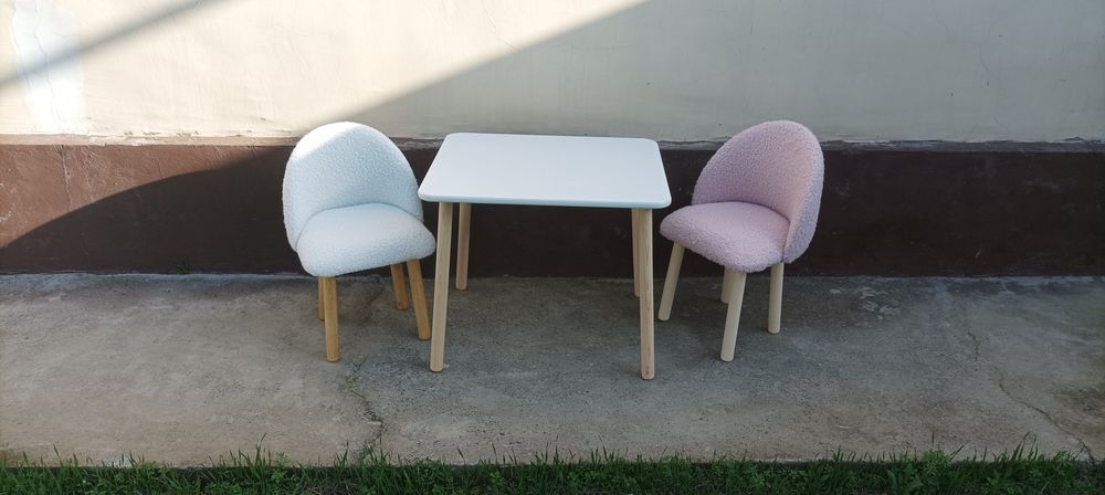 Детский стол и стульчик.