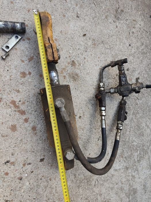 Piston hidralic cu distribuitor dimensiuni se vad in poze ridicare personala nu trm