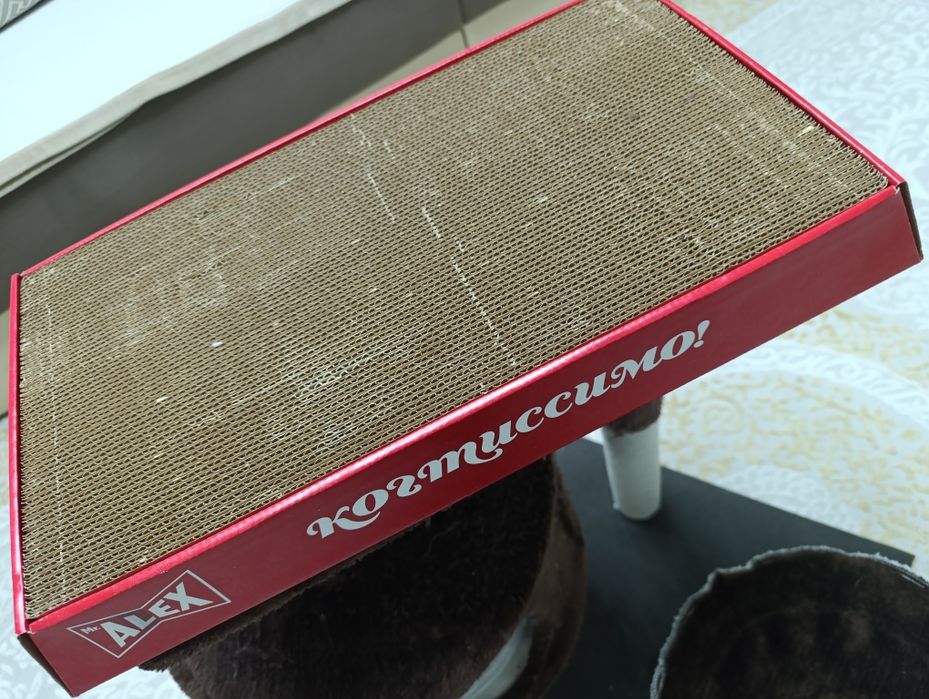 Домик для кошки и когтеточка