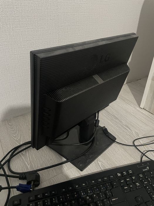 Монитор LG и клавиш