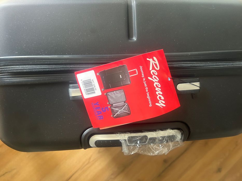 чисто нов твърд куфар 28”