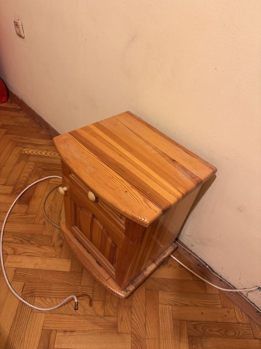 Тв шкаф и портманто от дърво и спалня