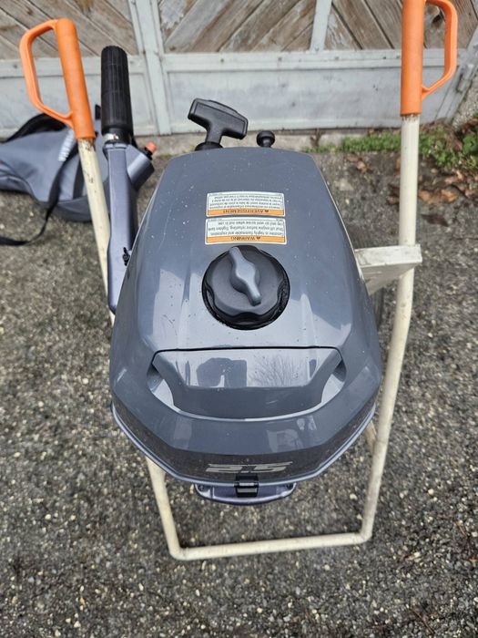 Yamaha F2.5a  с вграден резервоар