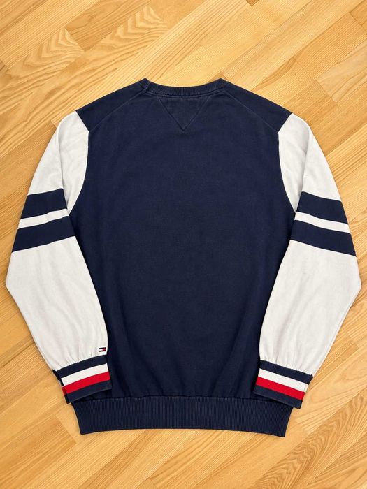 Pulover Tommy Hilfiger bărbați bleumarin cu mâneci contrastante alb-gri, logo TH mare pe piept, 100% bumbac, mărimea XXL