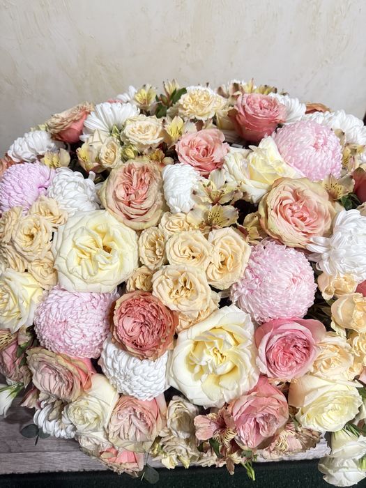Огромный букет из пионовидных роз и хризантем