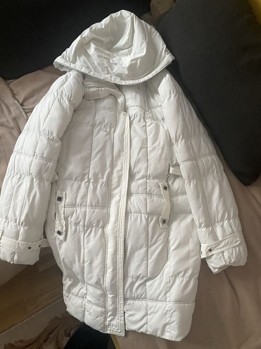 Vând geaca albă călduroasă, mărimea M - L