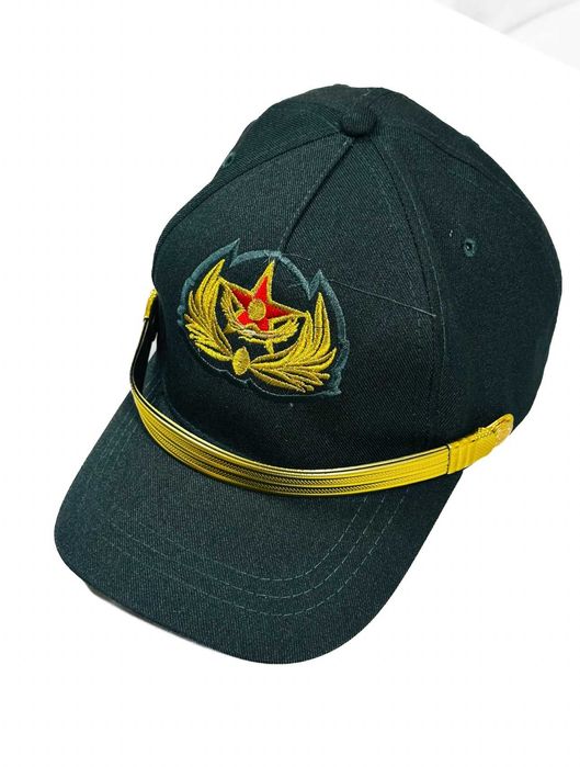 Кепка военная с регулируемым фиксатором.