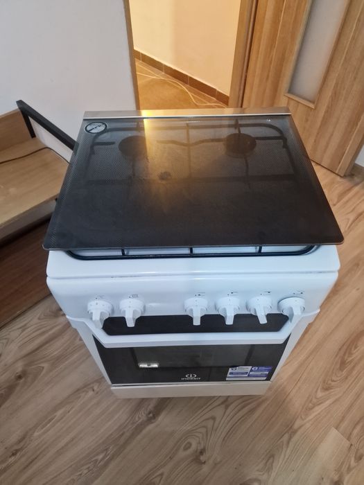 Vând ARAGAZ Indesit nou